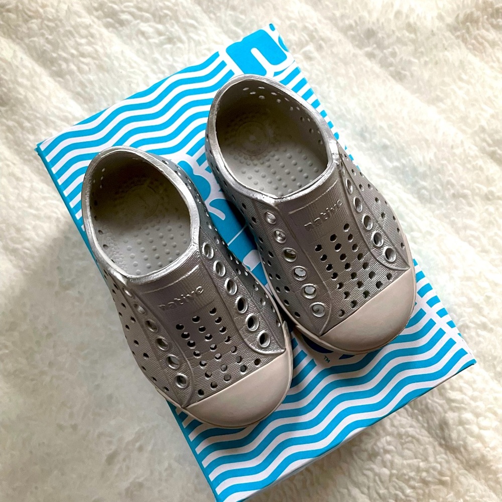 Native Jefferson Metallic silver toddler shoes size 4